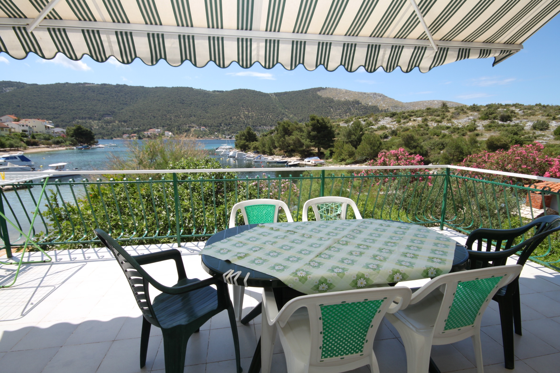 Two bedroom apartment near beach Grebaštica, Šibenik (A-6437-a)