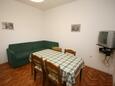 Turanj, Dining room in the apartment, air condition available and WiFi.