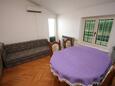 Turanj, Comedor in the studio-apartment, air condition available y WiFi.