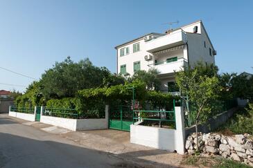 Turanj, Biograd, Hébergement 6445 - Appartement à proximité de la mer avec une plage de sables.