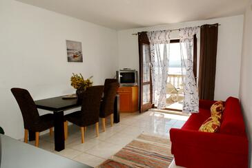 Pirovac, Sala de estar in the apartment, (pet friendly) y WiFi.