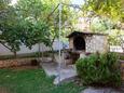 Pirovac, Šibenik, Cour 6447 - Appartement à proximité de la mer avec une plage de galets.