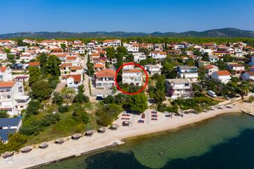 Pirovac, Šibenik, Szálláshely 6447 - Apartmanok a tenger közelében kavicsos stranddal.