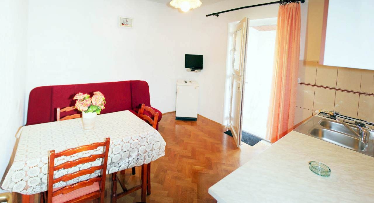 One bedroom apartment near beach Pag (A-6448-c)