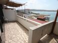 Kustići, Terrasse dans l’hébergement en type apartment, avec la vue sur la mer, animaux acceptés et WiFi.