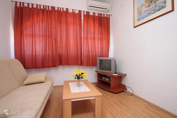 Vodice, Sala de estar in the apartment, air condition available y WiFi.