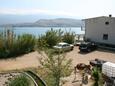 Bošana, Pag, Parking lot 6460 - Apartments with pebble beach.