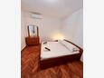Slaapkamer Metajna, Slaapkamer in the apartment, air condition available, (pet friendly) en WiFi.