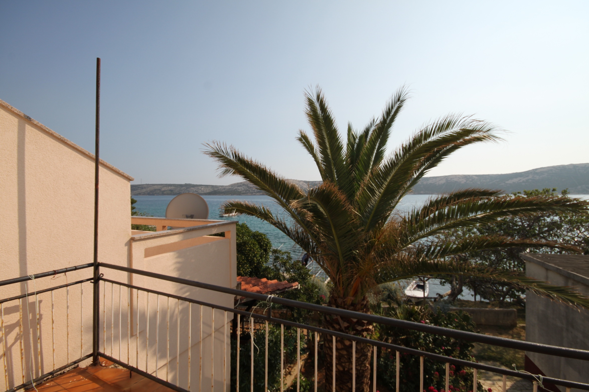 Comfortable and spacious apartment near beach Stara Novalja, Pag  A-a