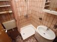 Povljana, Bathroom in the studio-apartment, (pet friendly) and WiFi.