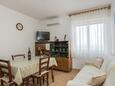 Bilo, Sala de estar in the apartment, air condition available y WiFi.