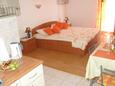 Ložnice Orebić, Ložnice v ubytování typu studio-apartment, s klimatizací, domácí mazlíčci povoleni a WiFi.