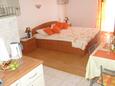 Orebić, Dormitorio in the studio-apartment, air condition available, (pet friendly) y WiFi.