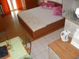 Orebić, Slaapkamer in the studio-apartment, air condition available, (pet friendly) en WiFi.