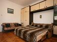 Спальня Novalja, Спальня в размещении типа studio-apartment, Домашние животные допускаются и WiFi.