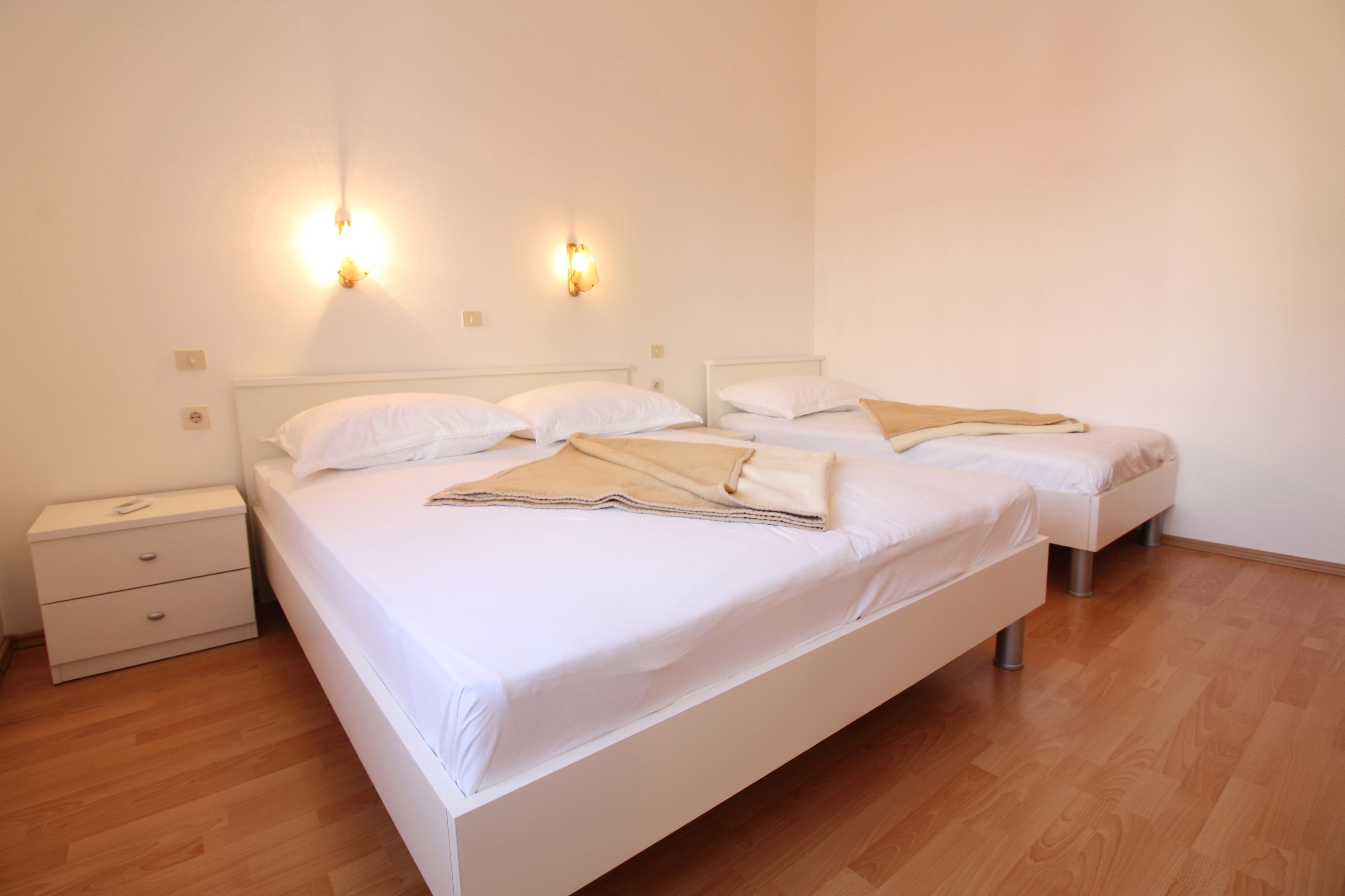 Two bedroom apartment near beach Metajna, Pag  A-a
