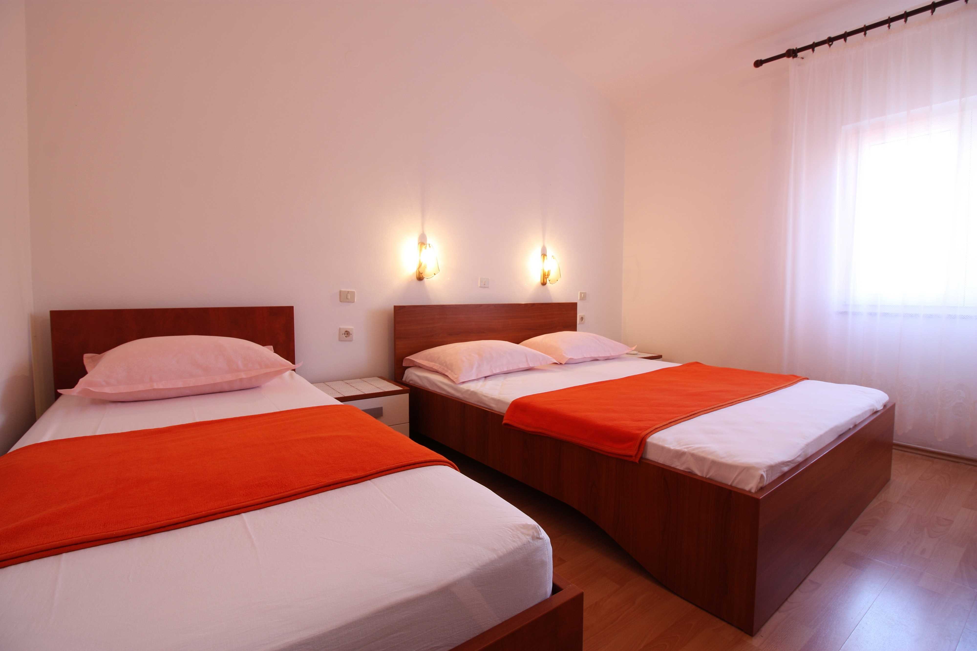 Two bedroom apartment near beach Metajna, Pag  A-b