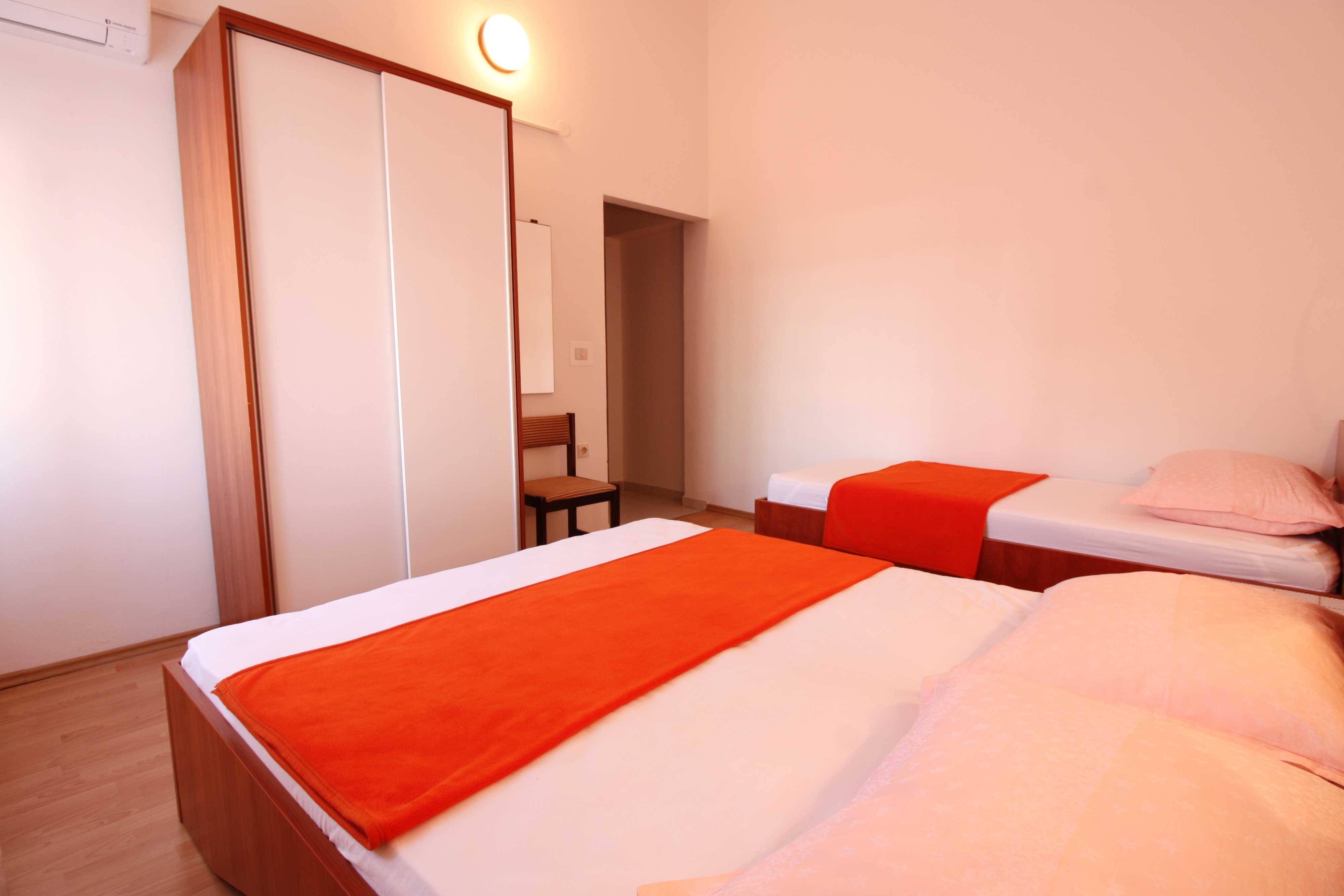 Two bedroom apartment near beach Metajna, Pag  A-b