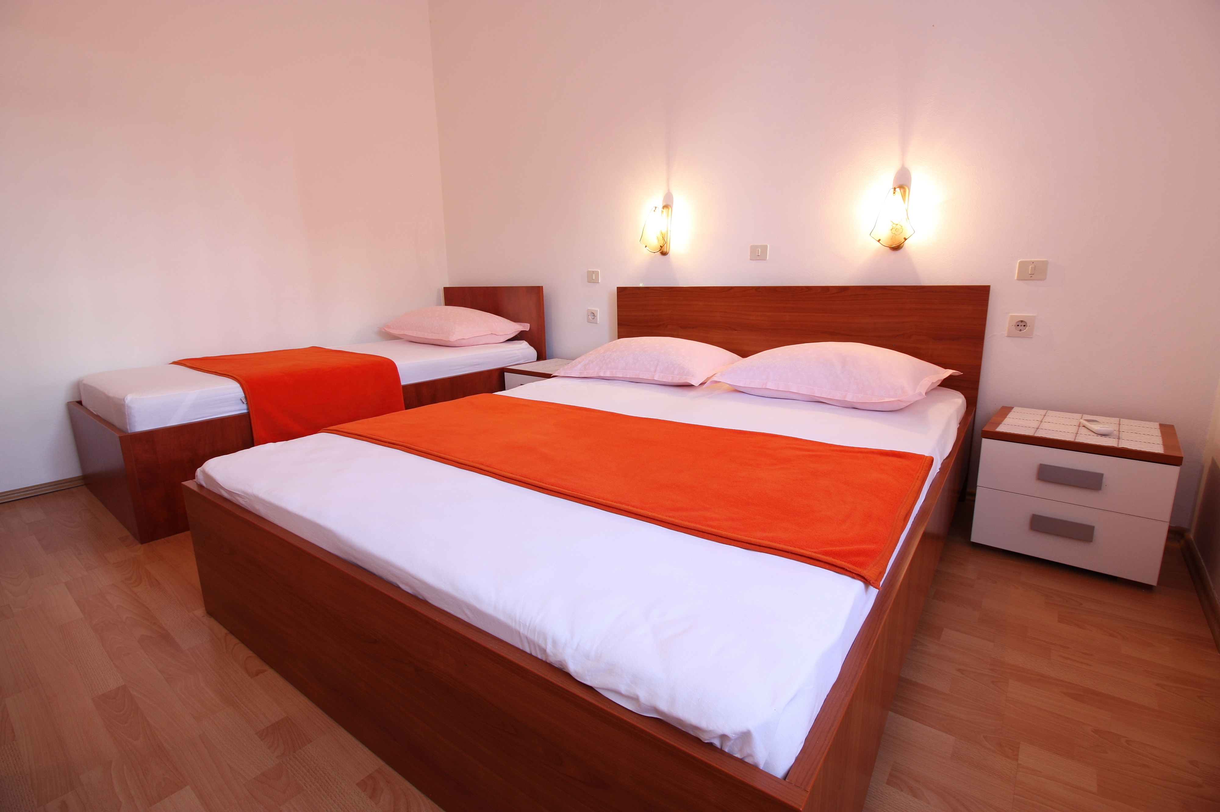 Two bedroom apartment near beach Metajna, Pag  A-b