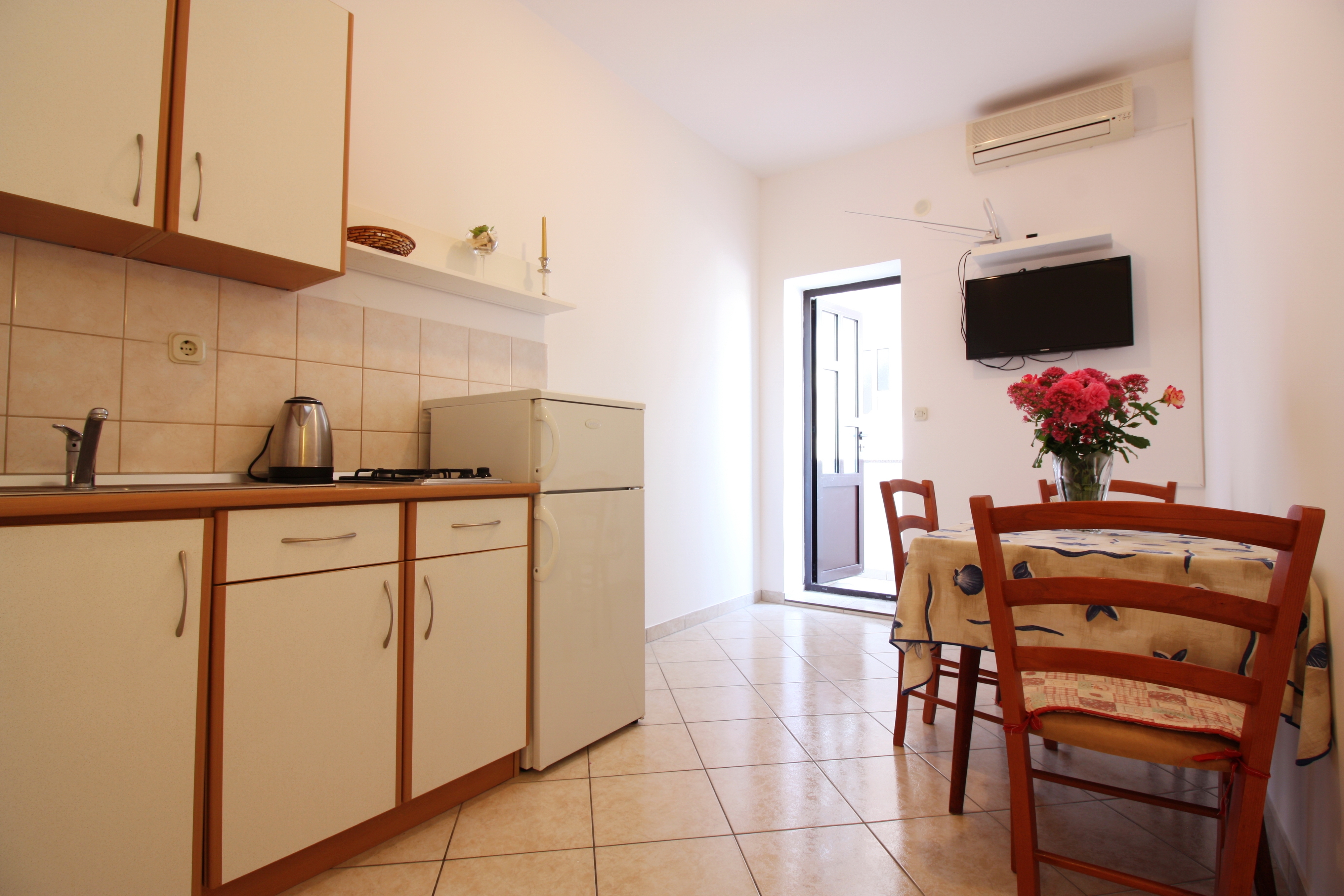 One bedroom apartment near beach Metajna (Pag) (A-6486-c)