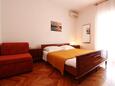 Metajna, Bedroom in the apartment, air condition available and WiFi.