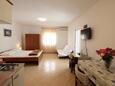 Metajna, Bedroom in the studio-apartment, air condition available and WiFi.