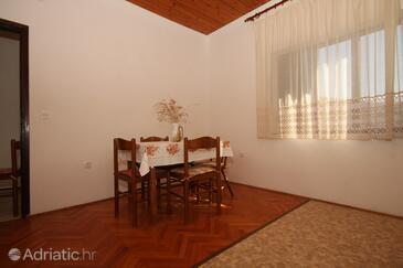 Dining room Metajna, Dining room in the apartment, dopusteni kucni ljubimci.