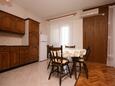 Jídelna Novalja, Jídelna v ubytování typu apartment, s klimatizací, domácí mazlíčci povoleni a WiFi.
