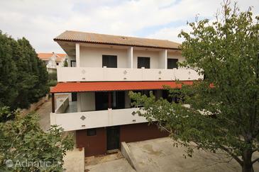 Property Mandre, Pag, Property 6495 - Rooms with pebble beach.
