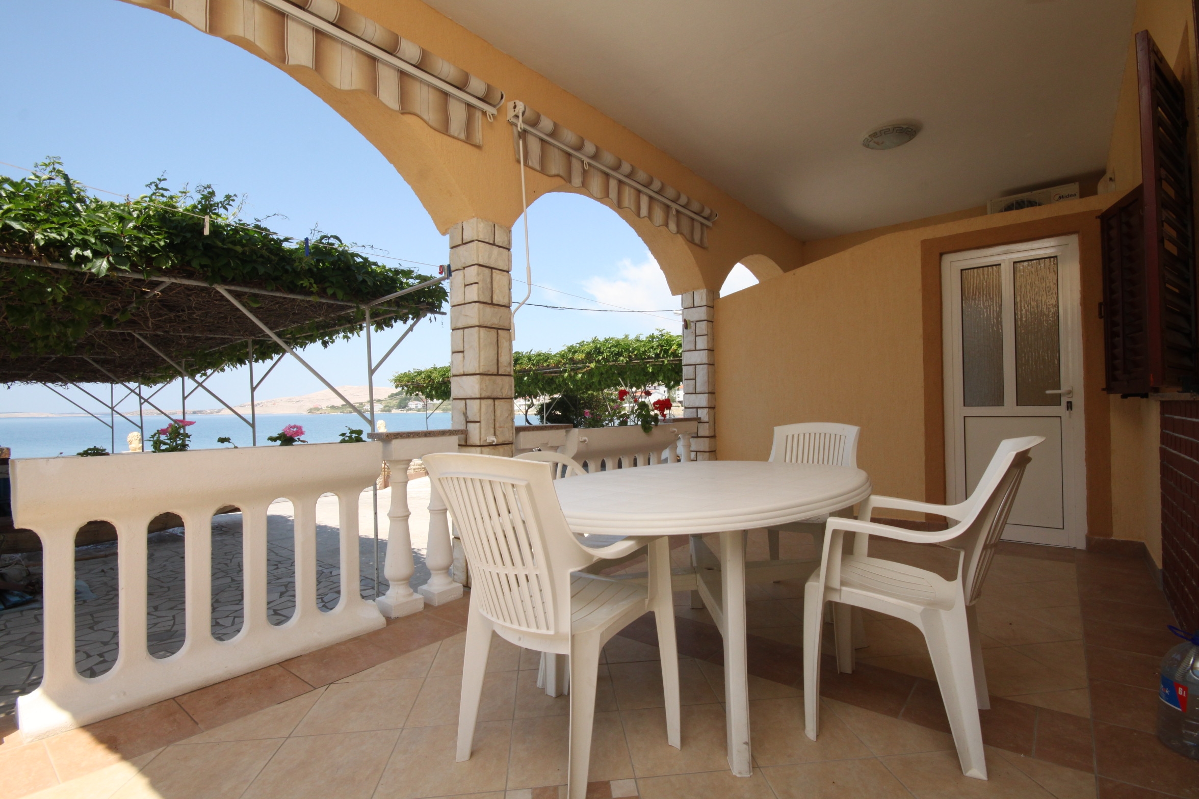 One bedroom apartment near beach Metajna, Pag  A-a