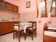 Metajna, Dining room in the apartment, air condition available and WiFi.