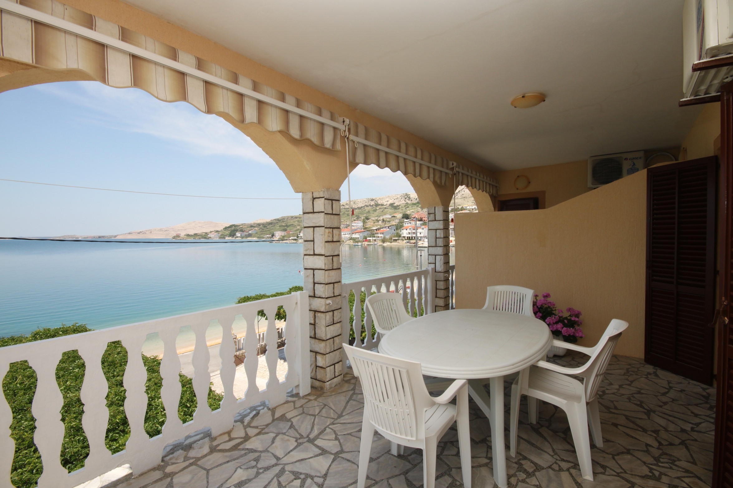 One bedroom apartment near beach Metajna, Pag  A-c