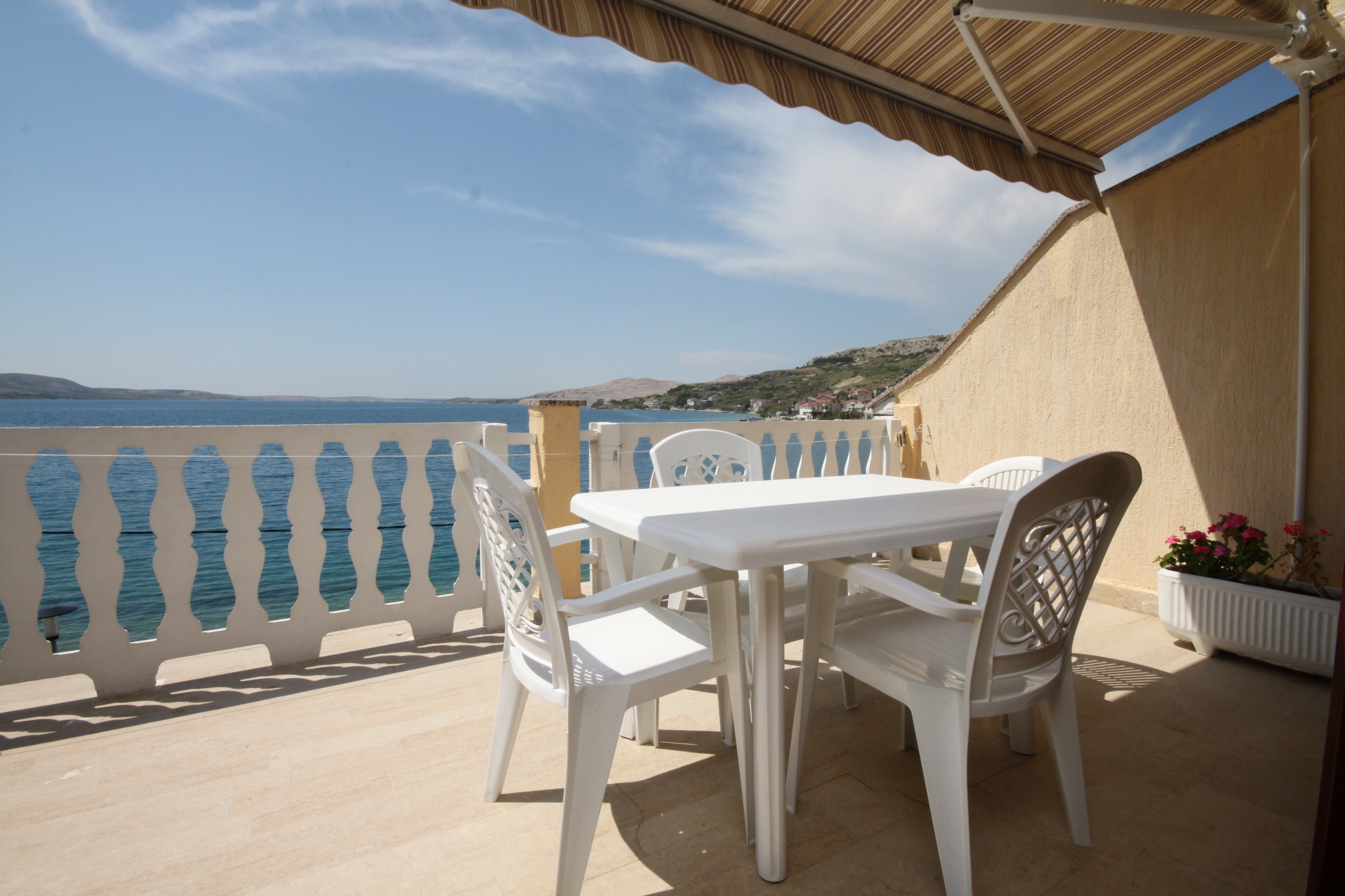 One bedroom apartment near beach Metajna, Pag  A-e