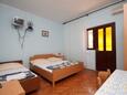Slaapkamer Metajna, Slaapkamer in the studio-apartment, air condition available, (pet friendly) en WiFi.