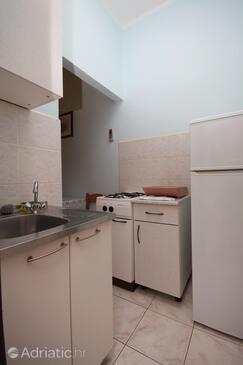 Kitchen Metajna, Kitchen in the studio-apartment, dopusteni kucni ljubimci i WIFI.