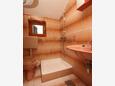 Metajna, Bathroom in the studio-apartment, WiFi.