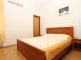 Ložnice Metajna, Ložnice v ubytování typu apartment, domácí mazlíčci povoleni a WiFi.