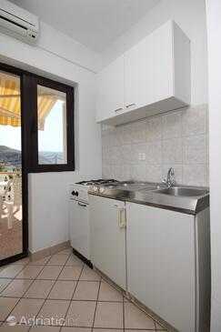 Kitchen Metajna, Kitchen in the studio-apartment, dopusteni kucni ljubimci.