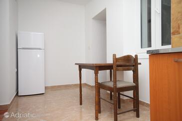 Dining room Metajna, Dining room in the studio-apartment, dopusteni kucni ljubimci.