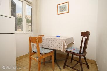 Metajna, Salle à manger dans l’hébergement en type apartment.