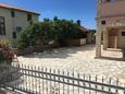 Mandre, Pag, Parkeerplaats 6507 - Appartementen near sea with pebble beach.