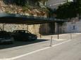 Parking lot Pisak, Omiš, Parking lot 651 - Apartments near sea with pebble beach.