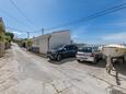 Parking lot Pisak, Omiš, Parking lot 652 - Apartments near sea with rocky beach.