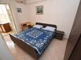 Metajna, Bedroom in the apartment, air condition available and WiFi.