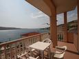 Terrace Metajna, Terrace in the room, s pogledom na more.