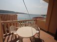 Terrace Metajna, Terrace in the room, s pogledom na more.