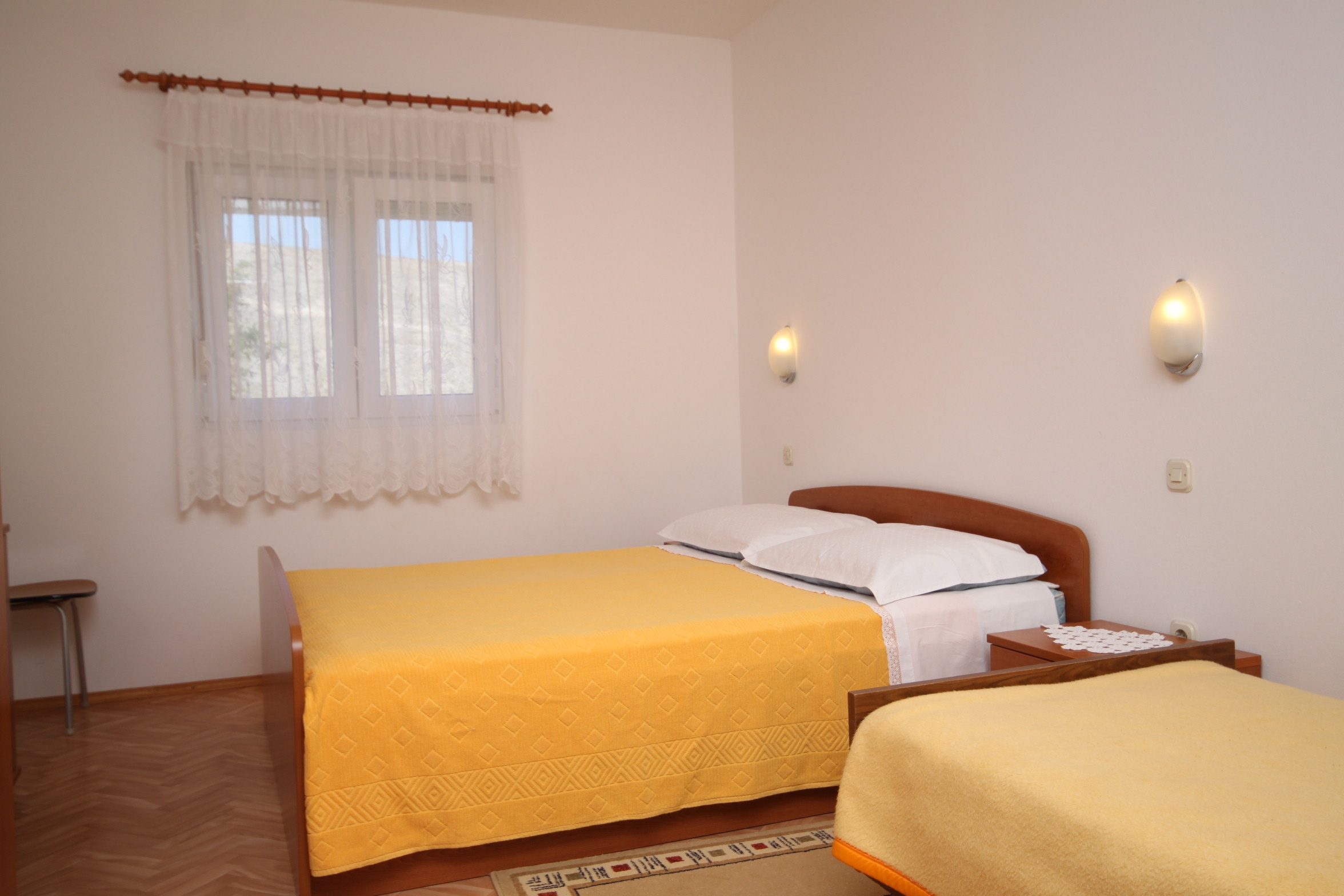 Three bedroom apartment near beach Vlašići, Pag  A-a