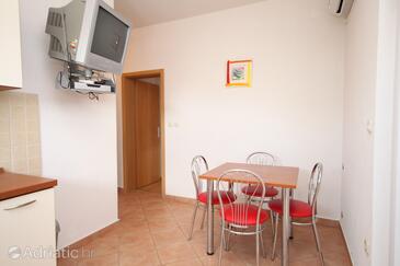 Dining room Pag, Dining room in the apartment, dostupna klima, dopusteni kucni ljubimci i WIFI.