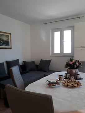 Pag, Salle à manger dans l’hébergement en type apartment, climatisation disponible, animaux acceptés et WiFi.