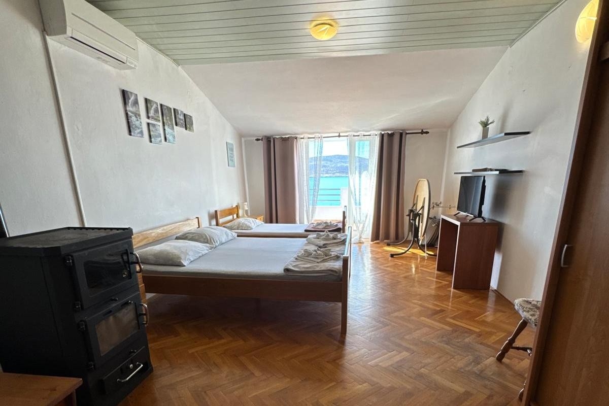 Studio flat near beach Seline, Paklenica (AS-6528-a)